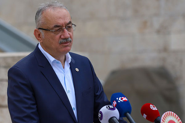 Türkiye Ekonomisi Son 3 Yıldır Aşağı Yönlü Daralmaktadır...